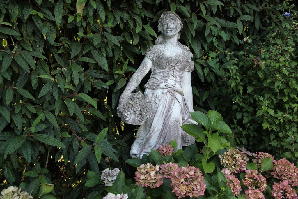 Im Roeseligarten Wolfhausen Buitenkant foto